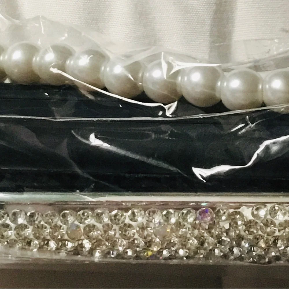 Crystal-Embellished keychain 3 in 1. Mirror, brush and keychain all in one